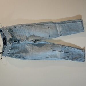 Hollister Ultra High-Rise Lightwash Mom Jean